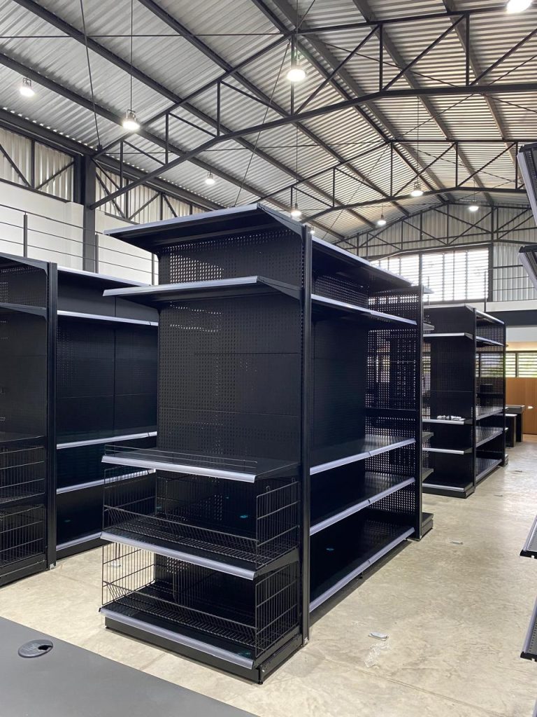 Mobiliario comercial: góndolas, carritos y canastillas en tienda