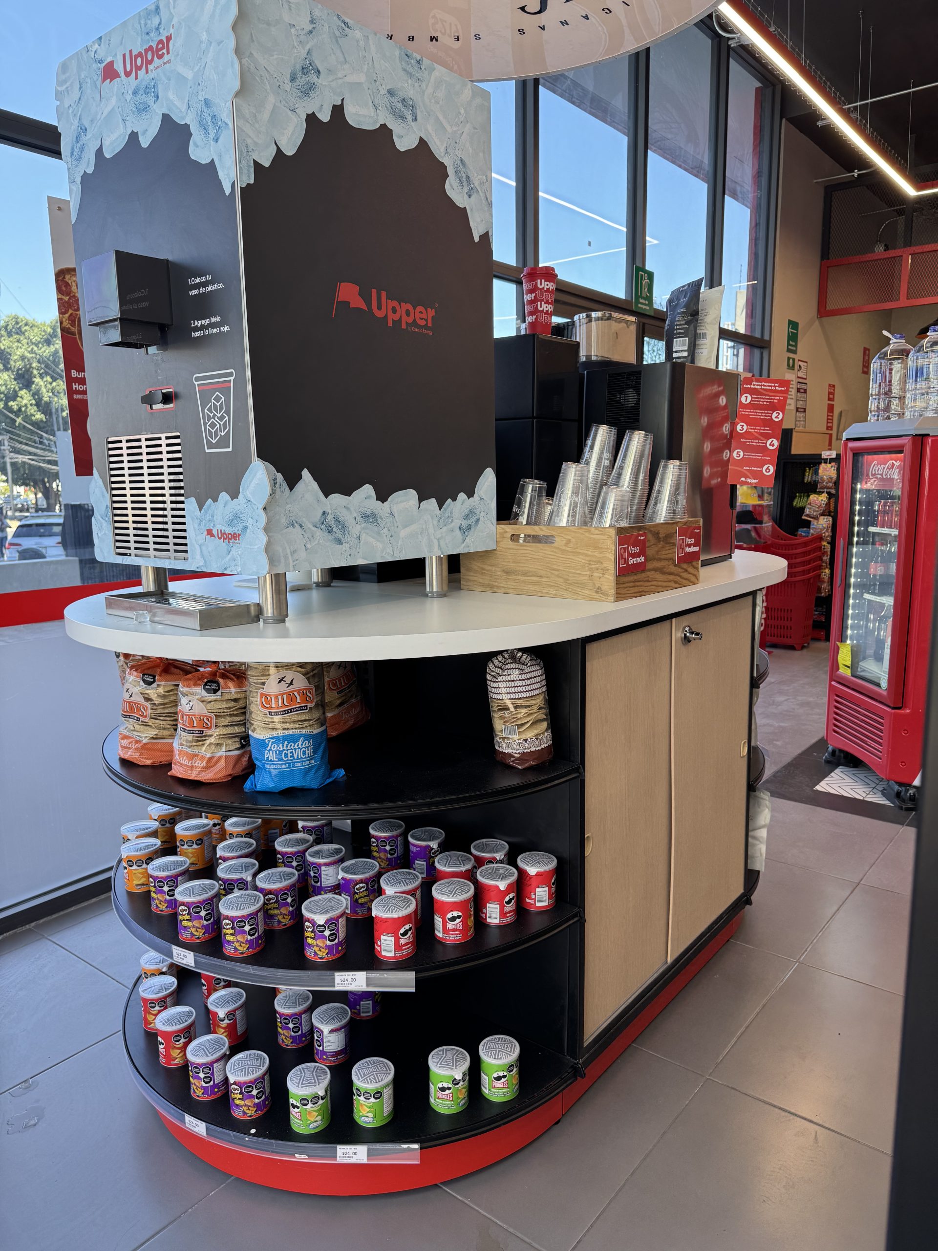 Góndolas y exhibición de productos en Upper